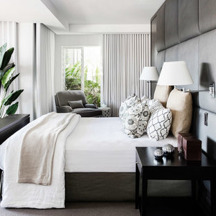 Modelo de dormitorio contemporáneo, de tamaño medio, con moqueta