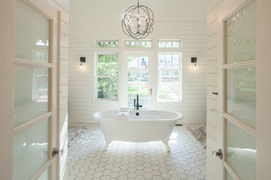 Aménagement d'une grande douche en alcôve campagne en bois foncé avec un placard à porte shaker, une baignoire sur pieds, un bidet, un carrelage blanc, des carreaux de céramique, un mur blanc, un sol en carrelage de porcelaine, un lavabo encastré, un plan de toilette en quartz, un sol blanc, une cabine de douche à porte battante, un plan de toilette blanc, meuble double vasque, meuble-lavabo sur pied et du lambris de bois.