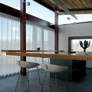 マルセイユの広いコンテンポラリースタイルのLDKの画像 (白い壁、セラミックタイルの床、暖炉なし)