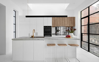 暗かったキッチンを、白を基調に明るく開放的な空間に！