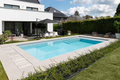 Moderner Pool in Sonstige