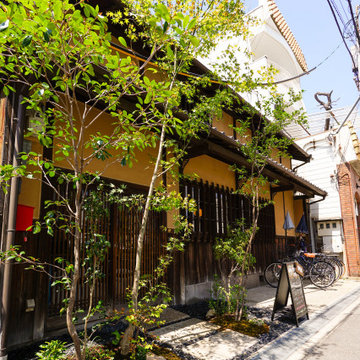 道行く人を惹きつける庭　大阪市古民家カフェ