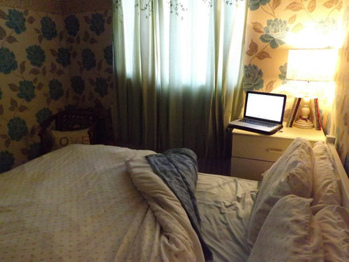 Please Help How Can I Make My Bedroom Look Cosy And Just
