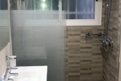 Imagen de cuarto de baño contemporáneo de tamaño medio con bidé, baldosas y/o azulejos de cerámica, suelo de baldosas de cerámica y lavabo sobreencimera