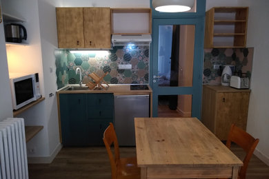 Idées déco pour une petite cuisine ouverte linéaire éclectique avec des portes de placard turquoises, un sol en carrelage de céramique et aucun îlot.