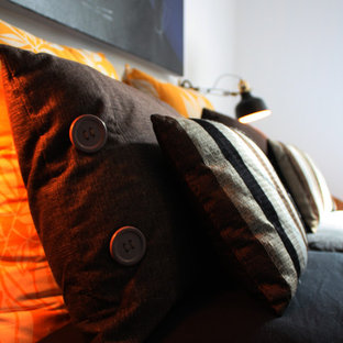 Ispirazione per una camera matrimoniale etnica di medie dimensioni con pareti blu e pavimento in laminato