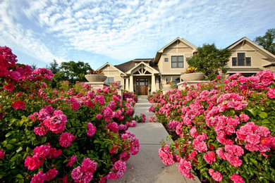 Example of a large arts and crafts home design design in Cincinnati