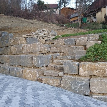 Hofeinfahrt mit Trockenmauer