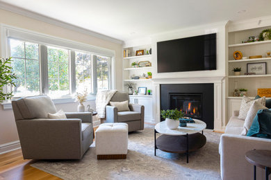 Example of a transitional living room design in Toronto
