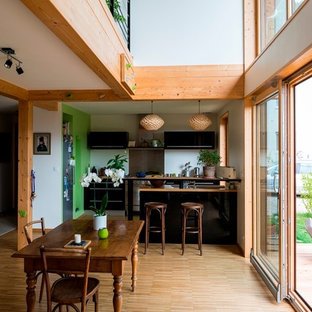 グルノーブルの広いトラディショナルスタイルのLDKの画像 (白い壁、無垢フローリング)