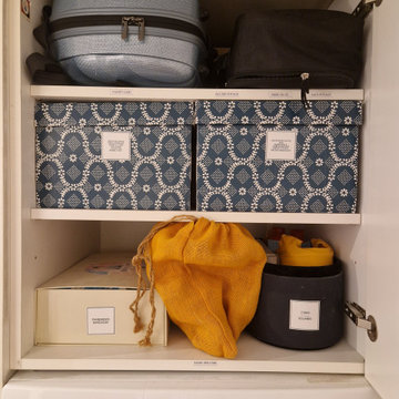 Réorganisation d'une salle de bain claire et pratique