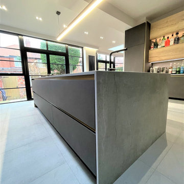 Handleless Breakfasting Kitchen in Dark Steel Perfect Matt and Home Bar