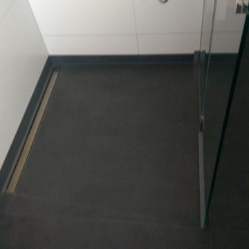 Kleine Badsanierung mit gefliester Dusche mit extra dünnen Fliesen