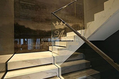 Лестница из мрамора, ограждение стекло каленное 10 мм, поворот на 180 градусов