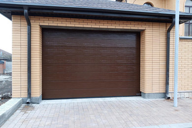 Идея дизайна: гараж среднего размера в классическом стиле