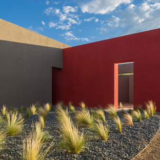 Großes, Einstöckiges, Graues Modernes Haus mit Lehmfassade und Flachdach in Albuquerque