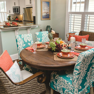 ウィルミントンの中サイズのLDKの画像 (青い壁、無垢フローリング、標準型暖炉、タイルの暖炉まわり)