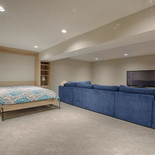 カルガリーの大きいトランジショナルスタイルのおしゃれな地下室 (半地下 (窓あり) 、ベージュの壁、カーペット敷き、標準型暖炉、レンガの暖炉まわり) の写真