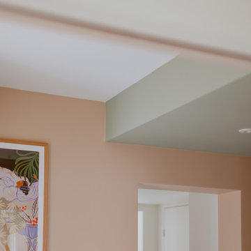 Harmonie contemporaine : Verrière et bois pour un intérieur raffiné