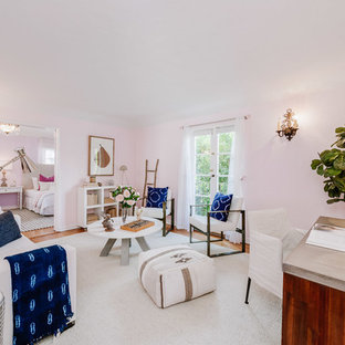 Großes, Abgetrenntes Mediterranes Wohnzimmer mit rosa Wandfarbe und dunklem Holzboden in Los Angeles