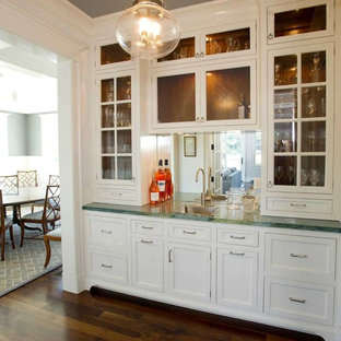 ニューヨークの中サイズのビーチスタイルのおしゃれなウェットバー (ドロップインシンク、落し込みパネル扉のキャビネット、白いキャビネット、ミラータイルのキッチンパネル、濃色無垢フローリング、茶色い床、緑のキッチンカウンター) の写真