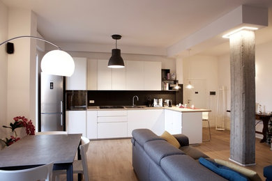 Idee per una cucina abitabile design con ante lisce, ante bianche, top in legno, pavimento con piastrelle in ceramica, 2 o più isole e pavimento beige
