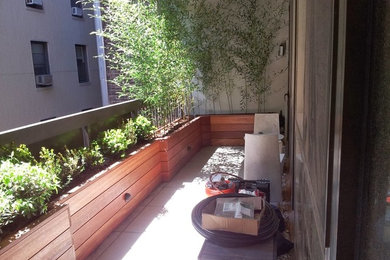 Geometrischer, Kleiner, Halbschattiger Moderner Dachgarten mit Kübelpflanzen und Dielen in New York