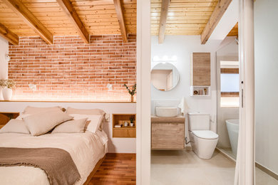 Ejemplo de dormitorio principal y blanco y madera ecléctico de tamaño medio con paredes blancas, suelo de madera en tonos medios, madera y ladrillo