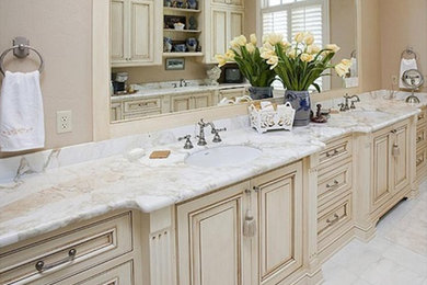 Example of a transitional home design design in Baltimore