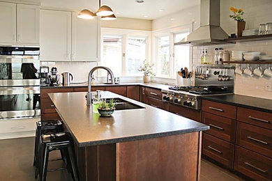 Kitchen photo in Miami