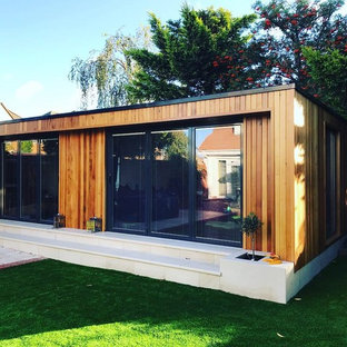 ロンドンの大きいコンテンポラリースタイルのおしゃれな多目的ジム (白い壁、リノリウムの床、茶色い床) の写真