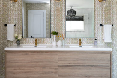 Immagine di una stanza da bagno padronale moderna con ante in legno chiaro, pareti bianche, pavimento multicolore, top bianco, due lavabi, mobile bagno sospeso, carta da parati e lavabo sottopiano