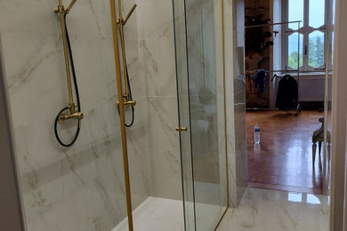 Foto di una stanza da bagno design