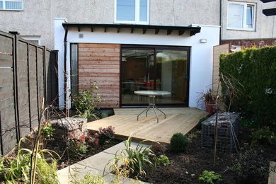 Пример оригинального дизайна: маленькая терраса в современном стиле для на участке и в саду