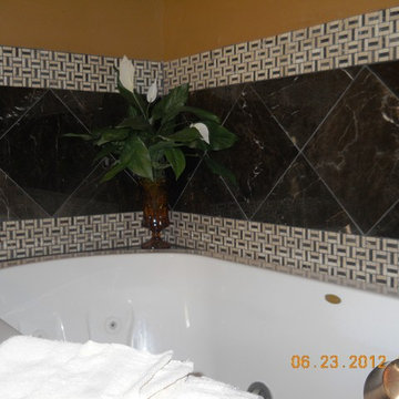 MB Jacuzzi 16 jet tub with marble tile surround