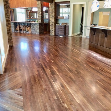 Patterns and borders in solid walnut flooring