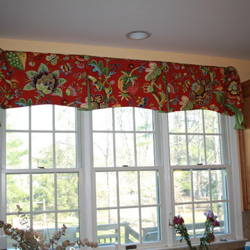 Simple Solutions in Window Treatments - a casual and colorful Kitchen valance