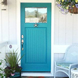 Свежая идея для дизайна: прихожая в морском стиле с одностворчатой входной дверью и синей входной дверью - отличное фото интерьера