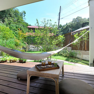 京都のモダンスタイルのおしゃれな横庭のデッキ (張り出し屋根) の写真