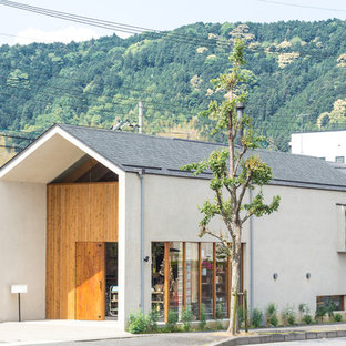京都の北欧スタイルのおしゃれな白い家 (切妻屋根、混合材屋根) の写真