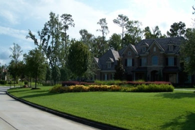 Inspiration for a mid-sized full sun front yard concrete paver driveway in Houston.