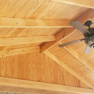 Foto di un portico tradizionale di medie dimensioni e dietro casa con un portico chiuso, un tetto a sbalzo e parapetto in legno