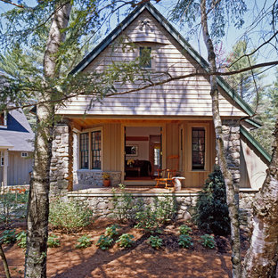 Inspiration för ett rustikt rosa trähus