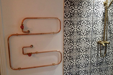 ウィルトシャーにあるおしゃれなマスターバスルーム (置き型浴槽、オープン型シャワー、セラミックタイル) の写真