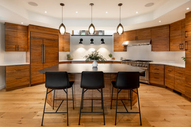 Kitchen - traditional kitchen idea in Portland