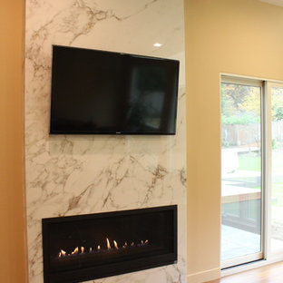 シアトルのモダンスタイルのおしゃれな書斎 (ベージュの壁、横長型暖炉、タイルの暖炉まわり、自立型机) の写真