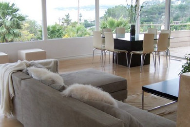 Example of a trendy living room design in Los Angeles