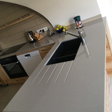 Cuisine montagnarde (pour un chalet) avec plan de travail en DEKTON Manhattan