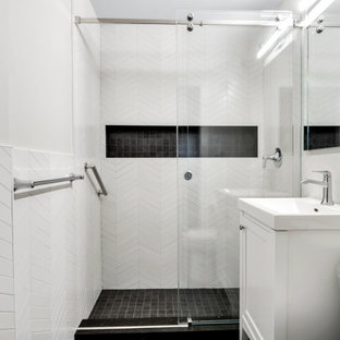 Inredning av ett modernt mellanstort grå grått en-suite badrum, med skåp i shakerstil, vita skåp, ett platsbyggt badkar, en dusch/badkar-kombination, en toalettstol med separat cisternkåpa, gul kakel, keramikplattor, vita väggar, klinkergolv i porslin, ett integrerad handfat, marmorbänkskiva, grått golv och dusch med skjutdörr