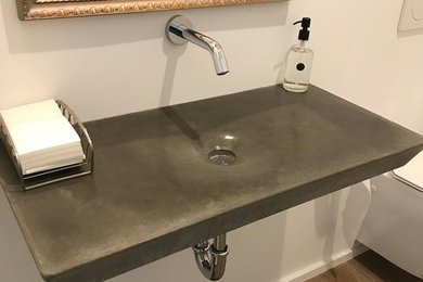 Example of a minimalist bathroom design in Tampa